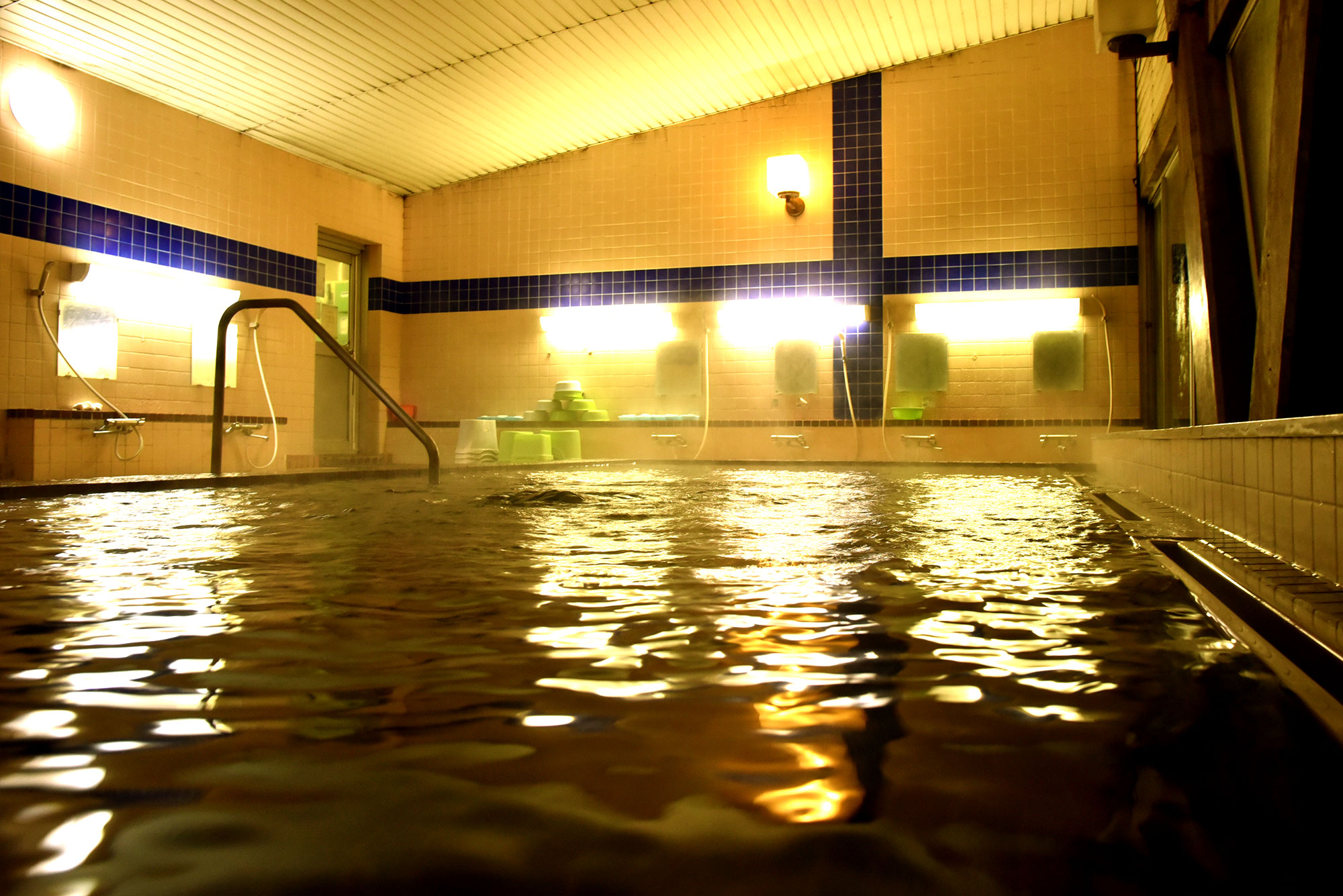 <温泉>
長沢ガーデンの地下から汲み上げる水にはラジウムが豊富に含まれ、その泉質から温泉と認められています。気軽に何度も利用していただくことで温泉の効能を実感していただく「日帰り湯治」を推奨しています。