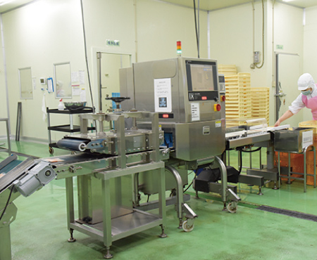 ＜自動製造と厳格な検査体制＞
自動製造ラインにより包装を行い、X線検査機と重量検査機を通過したもののみが次の工程へ進み、最終検品されます。
