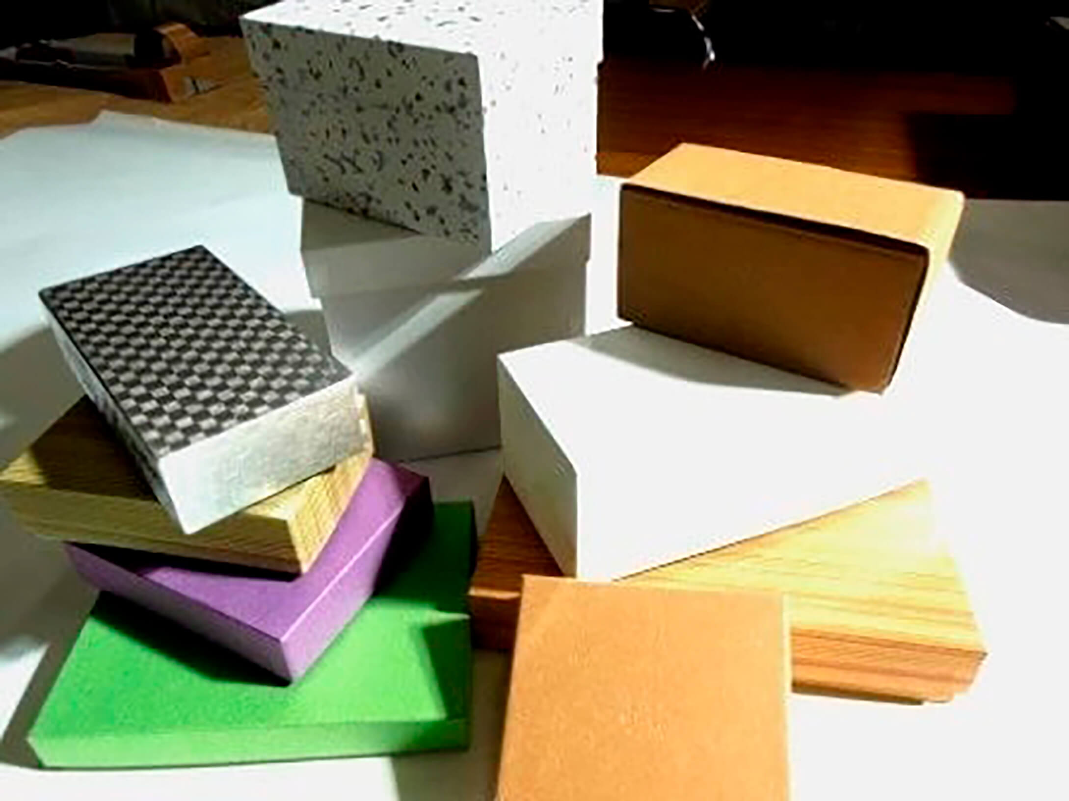 【るりがくえんきらら夢KOBO商品_紙器加工】
お菓子（外郎、和菓子、カステラなど）や焼物などを入れる貼箱を製造しています。貼箱には、形や大きさ、箱の色もさまざまな種類があります。